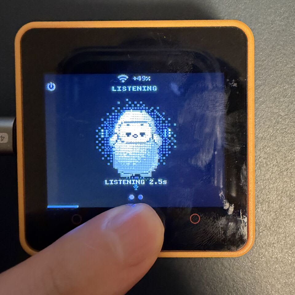 中央のタッチボタンを押しながら録音し、LISTENINGと表示されるCore2