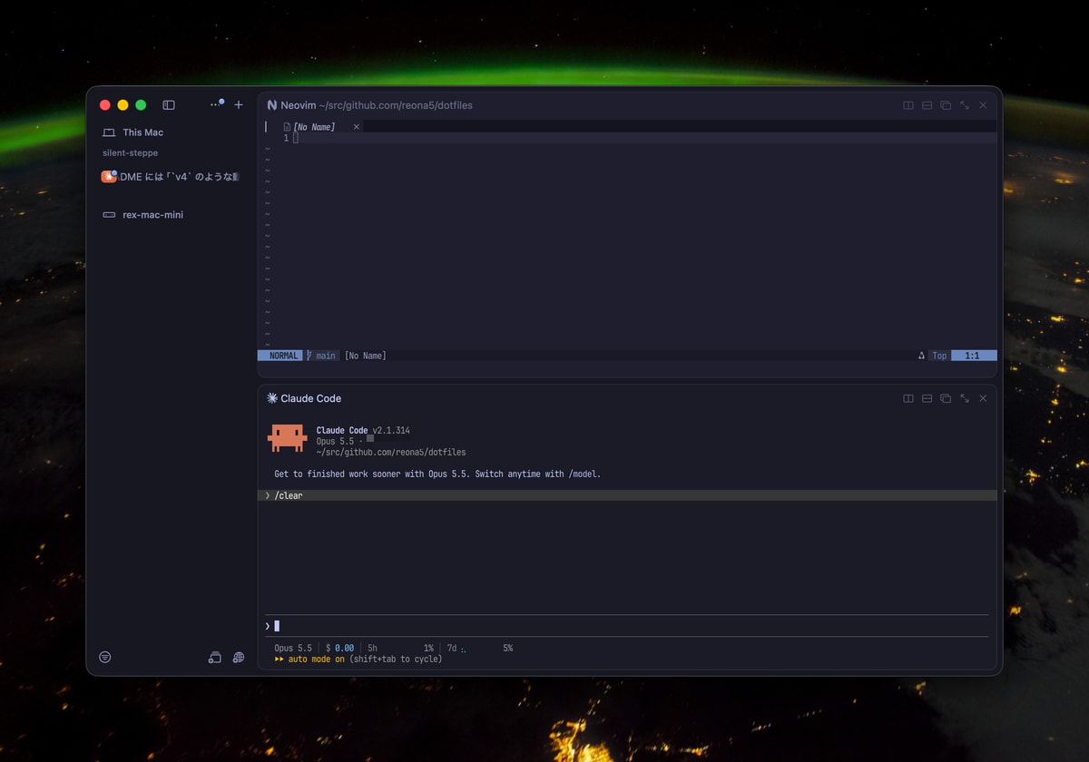 サイドバーの silent-steppe セッションの下で、Claude Code のタブのアイコンに青い点が付いた Rex のウィンドウ。右側は上に Neovim、下に Claude Code のペインが並んでいる