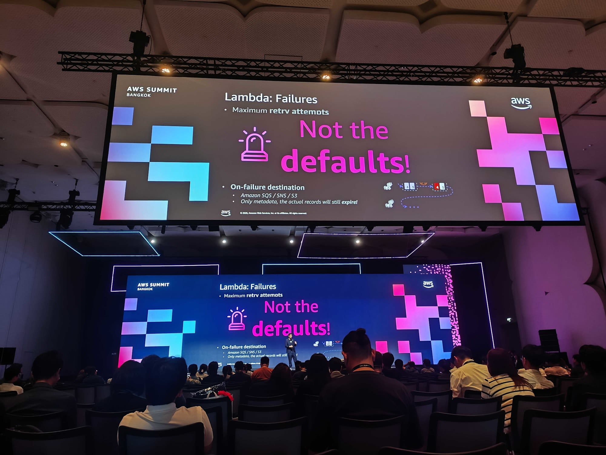 สไลด์เน้นย้ำ "Not the defaults!" สำหรับการตั้งค่า Lambda failure handling