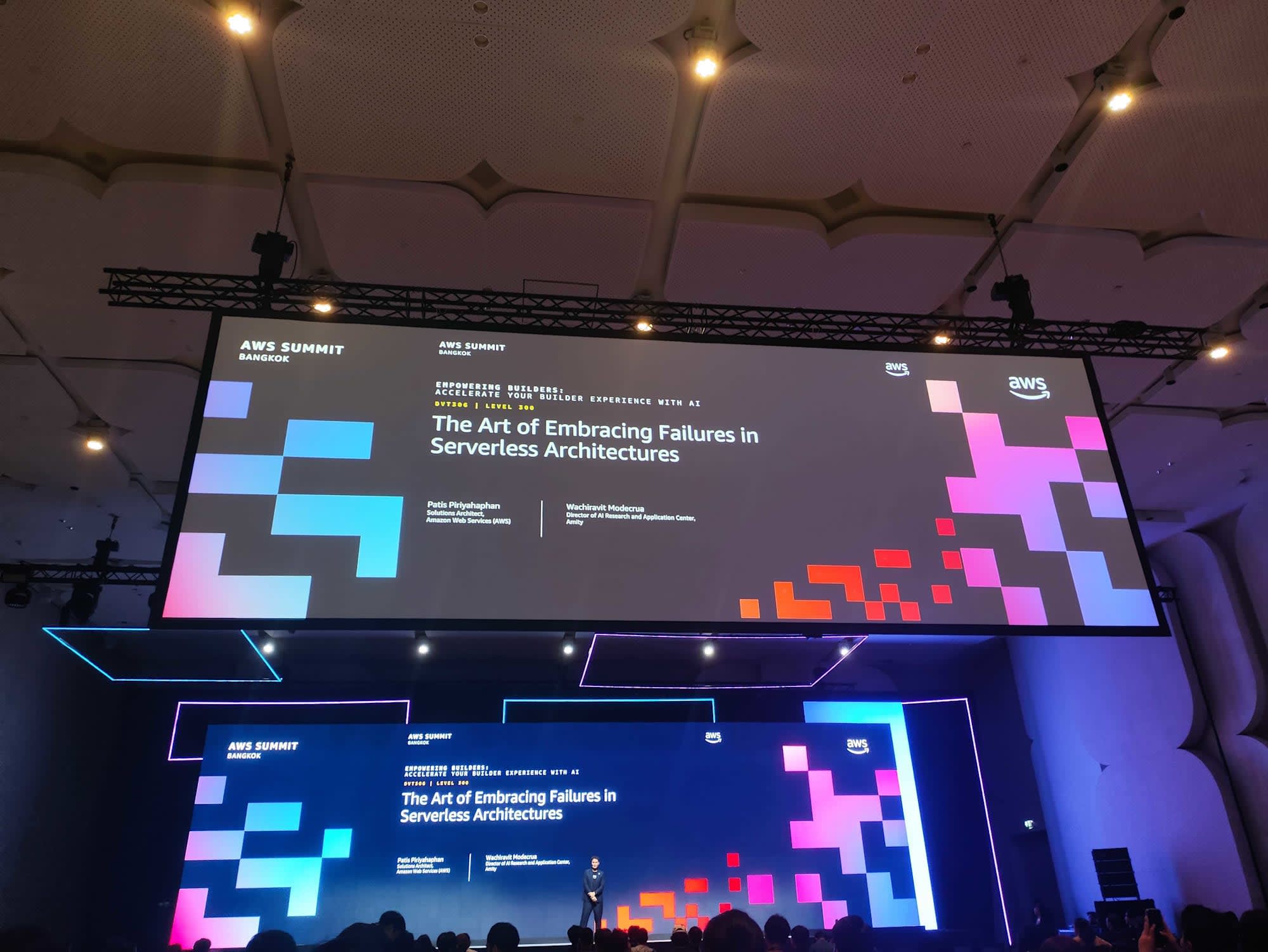 สไลด์เปิด session "The Art of Embracing Failures in Serverless Architectures" พร้อมชื่อสปีกเกอร์จาก AWS และ Amity