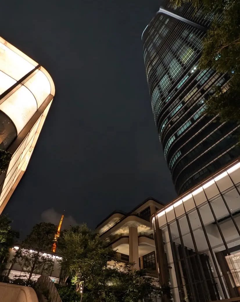 麻布台ヒルズと東京タワーの夜景