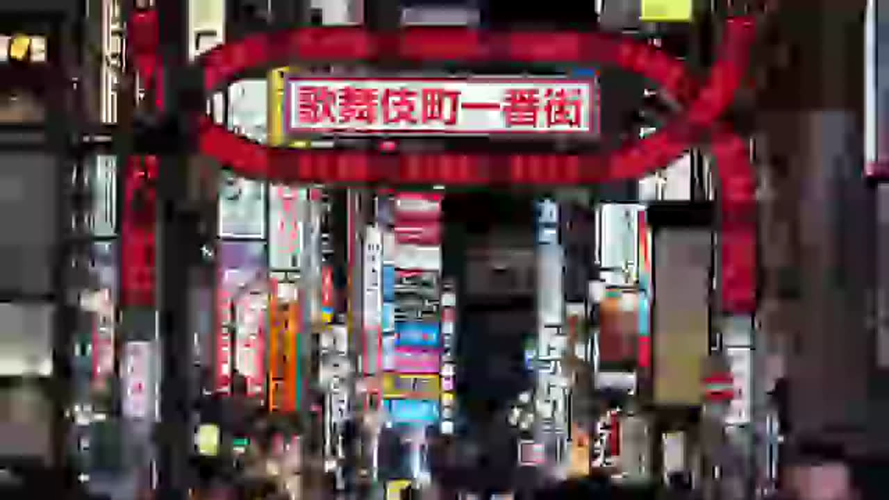 distractor の代表: 夜の歌舞伎町ネオンサインが並ぶ通りの 1 フレーム