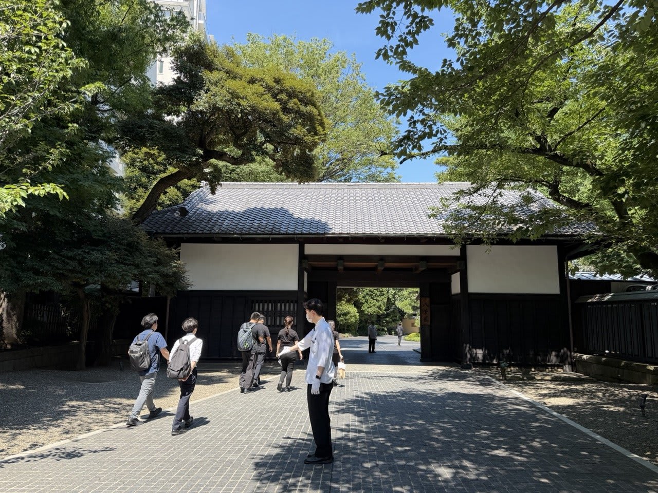 会場となった八芳園の門