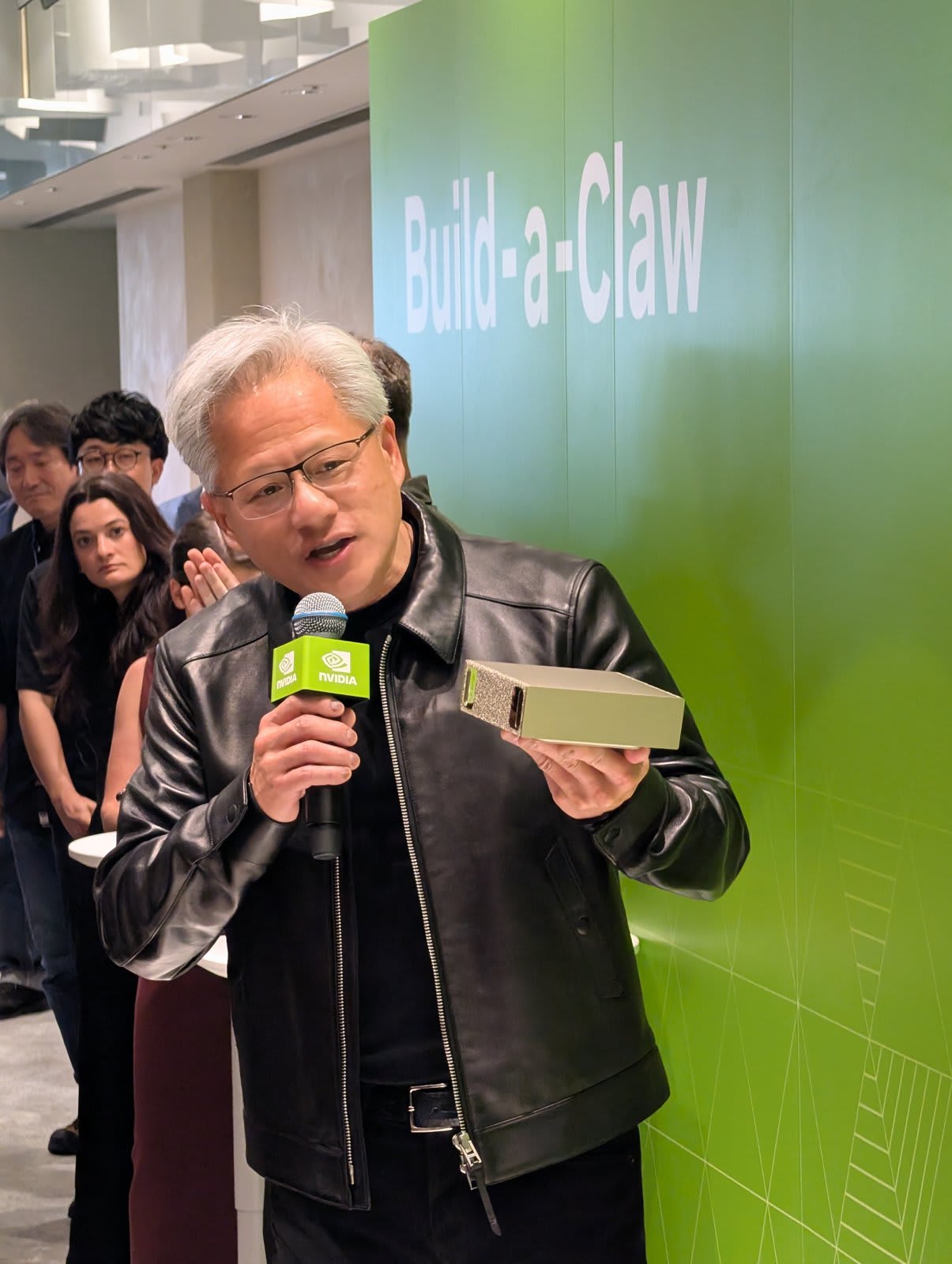 DGX Spark を手にスピーチする Jensen Huang CEO