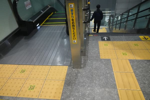 左にエレベーター、右に階段が並ぶ駅構内の写真