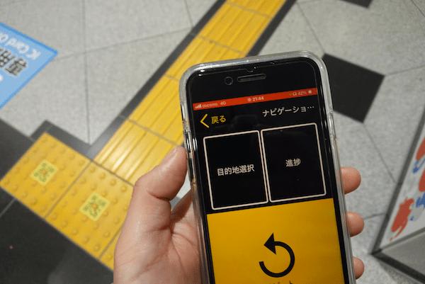 駅構内にあるQRコードをスマホで読み込んでいる様子の写真